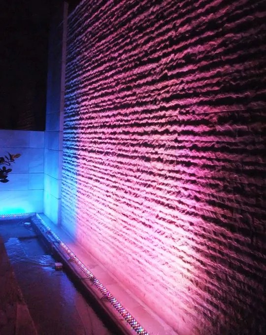 Parete d'acqua con illuminazione scenografica rosa