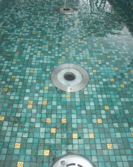 Dettaglio di bocchetta a pavimento su mosaico