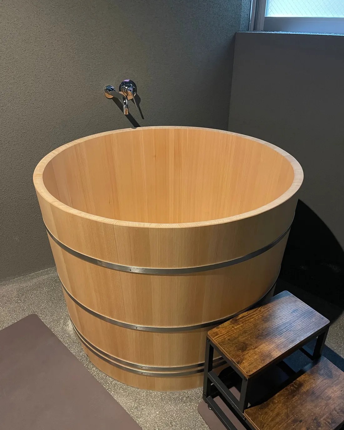 Vasca per immersione in acqua fredda in area spa