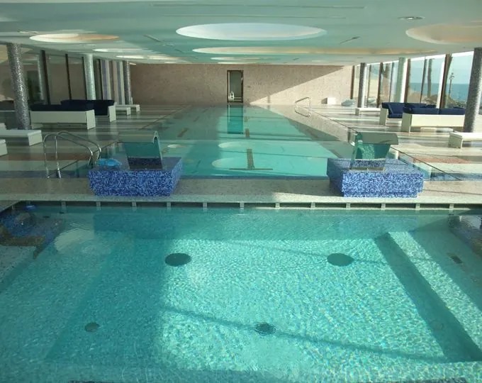 Piscina interna con giochi d'acqua e cascate cervicali