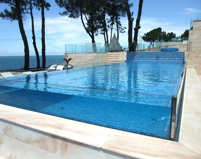 Piscina con parete trasparente e vista mare