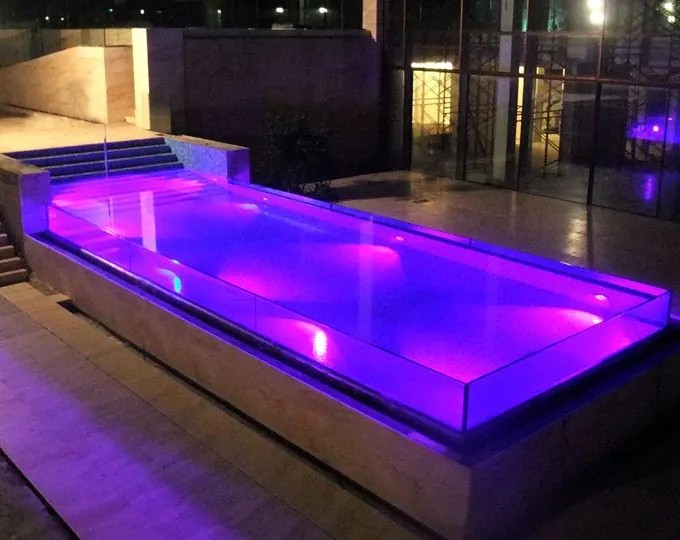Piscina in vetro con illuminazione RGB notturna
