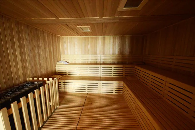Grande sauna in legno per centro benessere