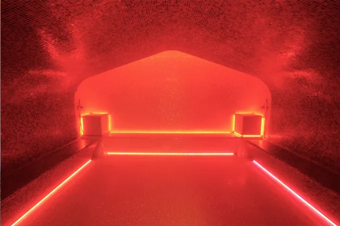 Bagno turco con cromoterapia rossa