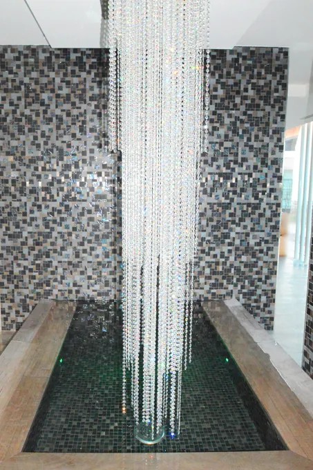 Cascata di cristalli su specchio d'acqua