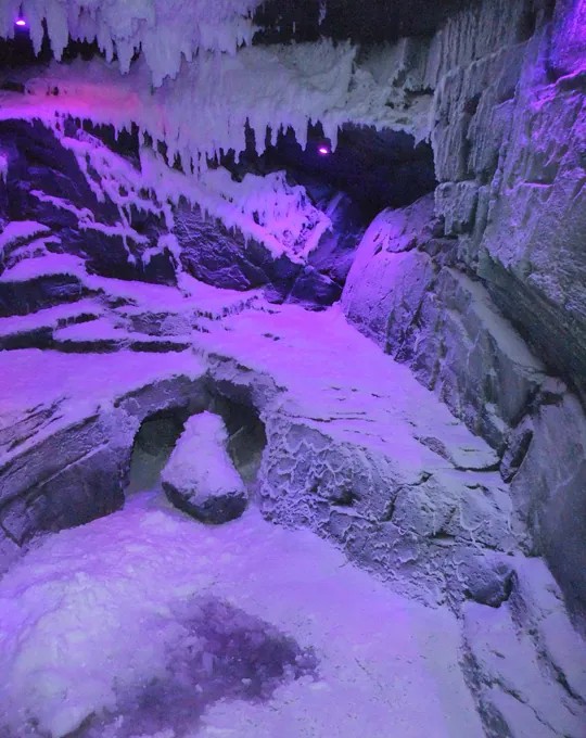 Grotta della neve con luci viola